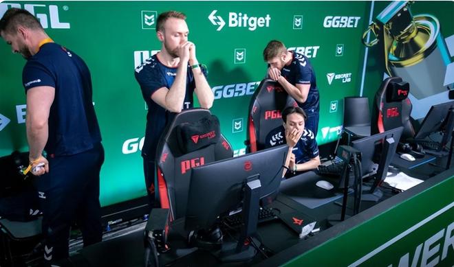 尽管他在场 尽管他在场